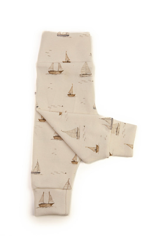 Babyhose mit gerippten Segelbooten
