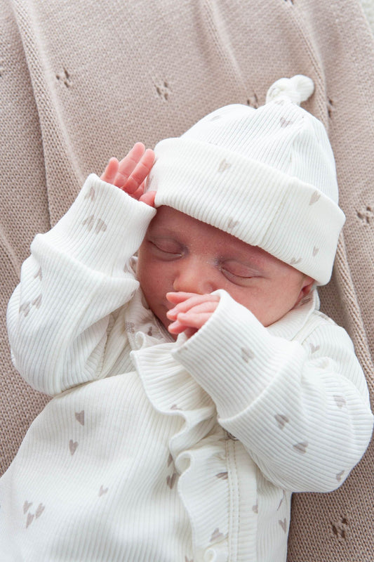 Babymütze gerippt ecru Herzen