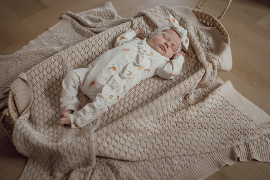 Strampler mit Wildblumen-Rüschen