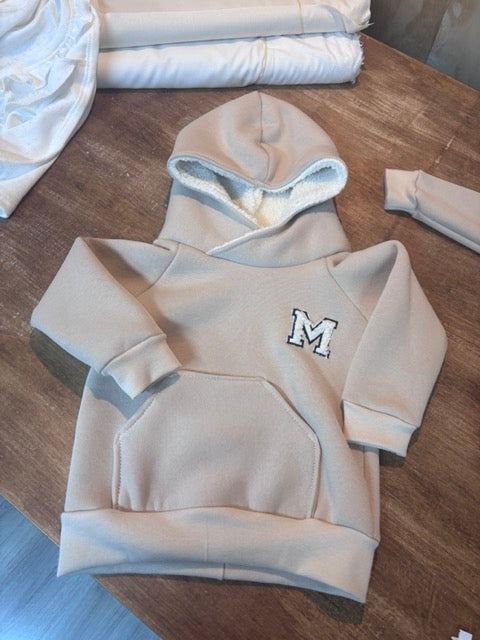 Baseball-Kapuzenpullover mit Teddy-Buchstaben personalisiert.