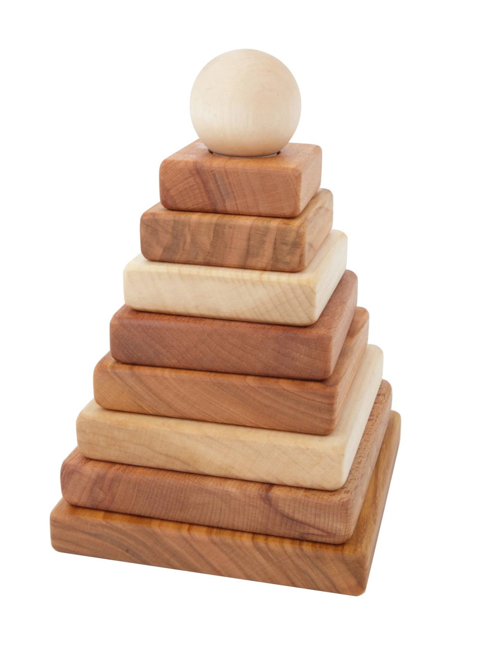 Stapelpyramide aus Montessori-Holz