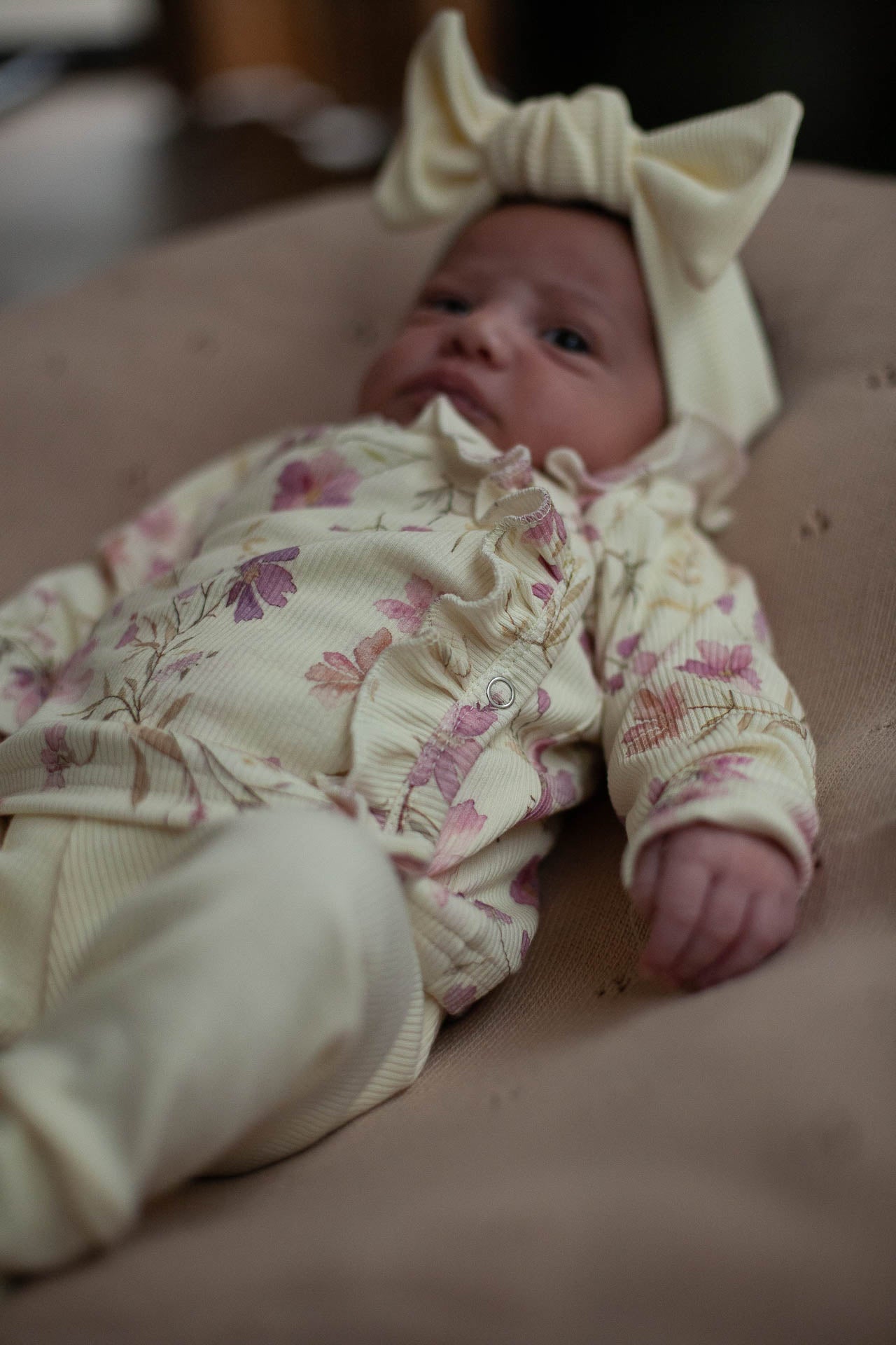Wrap shirt ruffled baby rib pastel yellow with purple flowers