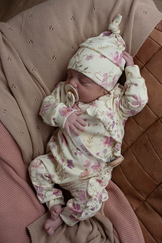 Mutsje baby rib pastel geel met paarse bloemen