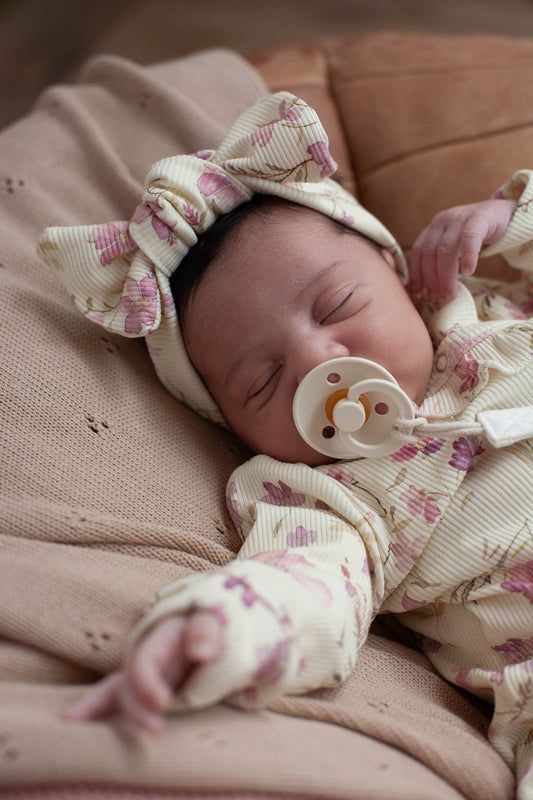 Haarbandje baby rib pasteel geel met paarse bloemen