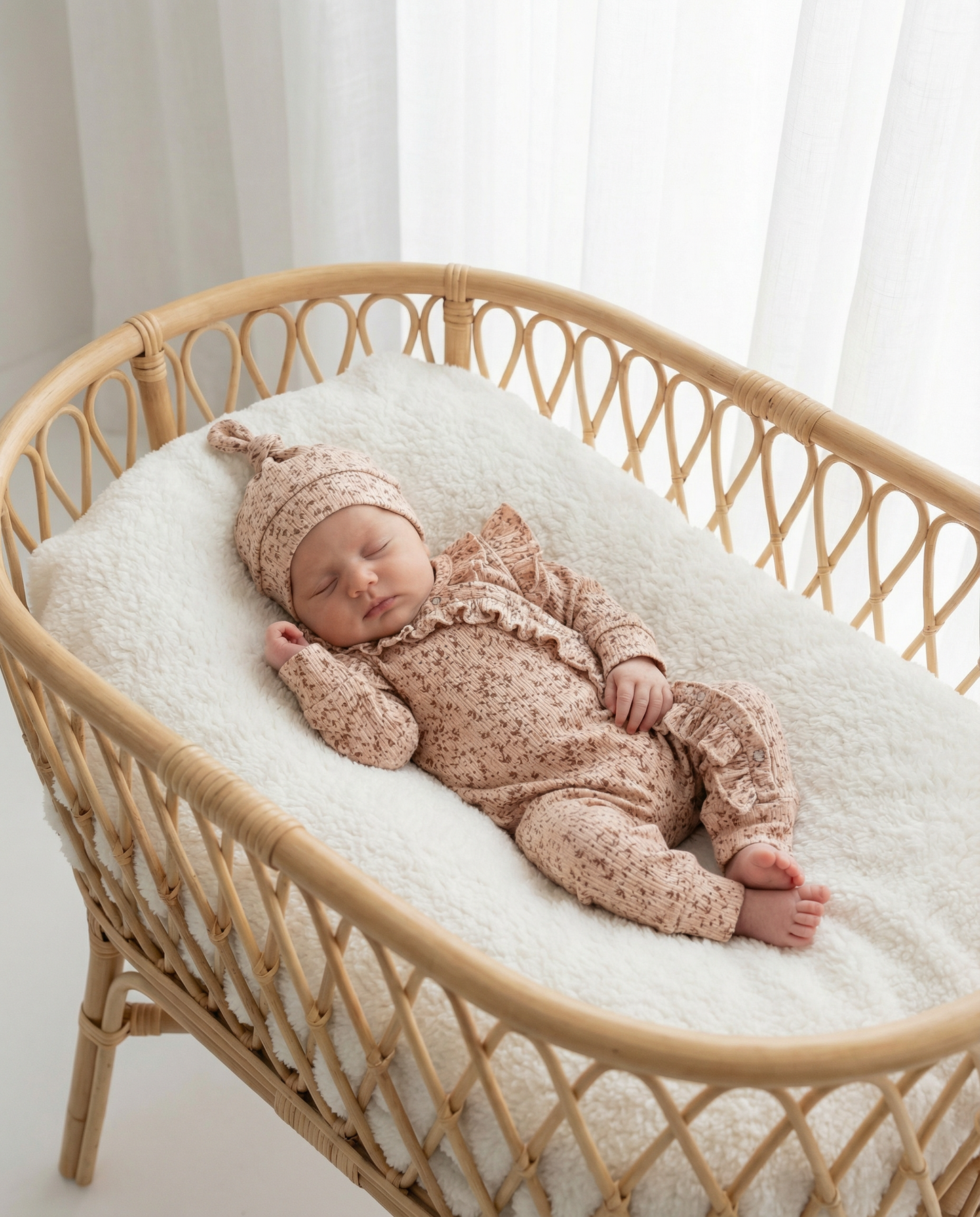 Babystrampler mit gerüschten Rippschleifen