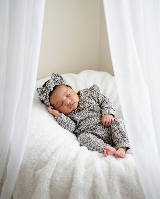 Babystrampler mit gerüschten Rippschleifen