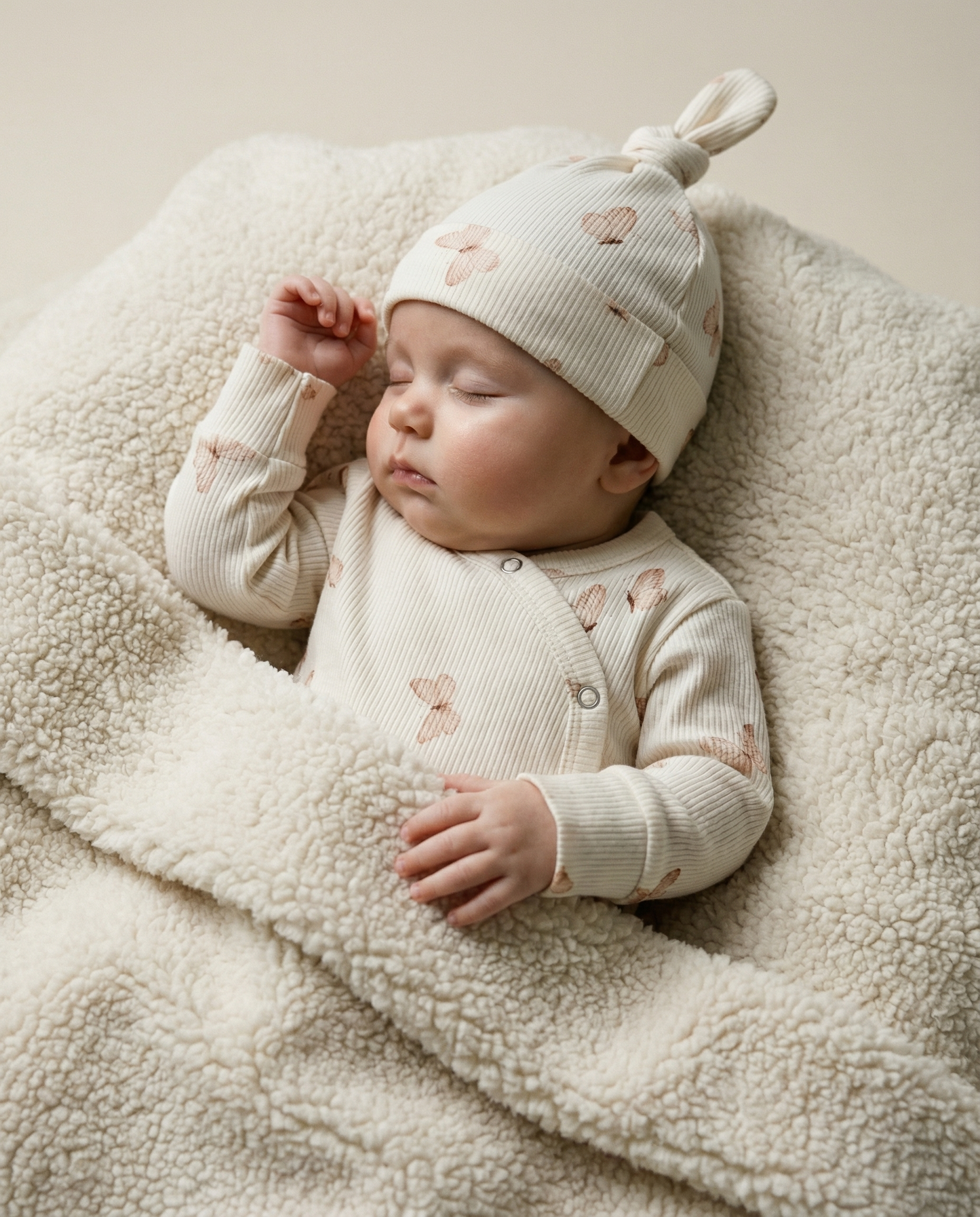 Baby-Strampler mit gerippten Schmetterlingen